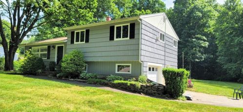 41 Oak Wood Dr, Upper Stepney, CT 06468 exterior