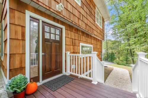 16 Red Oak Ln, Norwalk, CT 06850 exterior