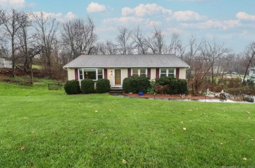 8 Surrey Dr, Brookfield-Center, CT 06804 exterior