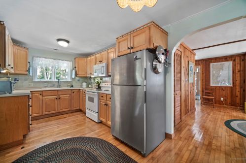33 Rosehill Ave, Owls Head, ME 04854 exterior