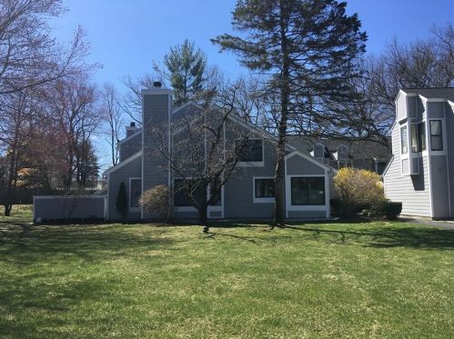 433 Nassau Dr, Springfield, MA 01129 exterior