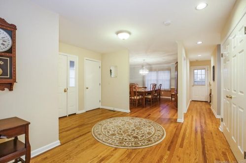 21 Fieldstone Ter, Stamford, CT 06902 exterior