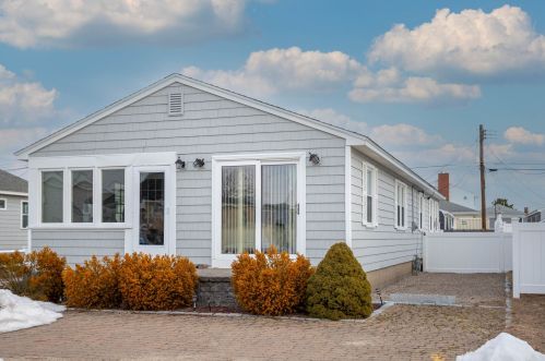 151 Franklin St, Seabrook, NH 03874 exterior