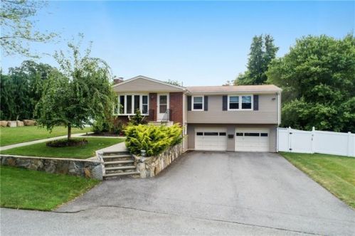 20 Susan Cir, Johnston, RI 02919 exterior