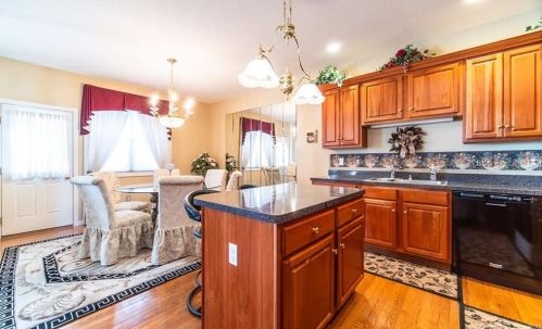 27 Cobblestone Ct, Hartford, CT 06111 exterior