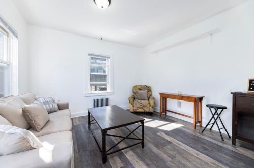 12 Gidley St, Newport, RI 02840 exterior