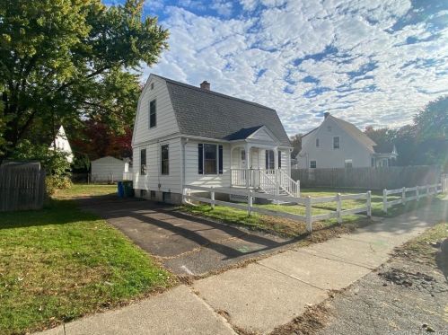 43 Sycamore Ln, Waterbury, CT 06705 exterior