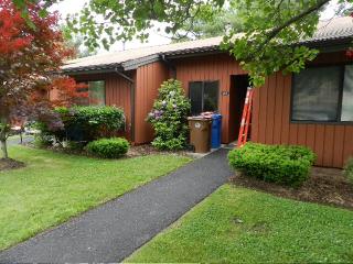 469 Asbury Rdg, Huntington, CT 06484 exterior