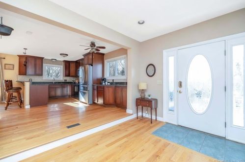 7 Sunset Rd, Ellington, CT 06029 exterior