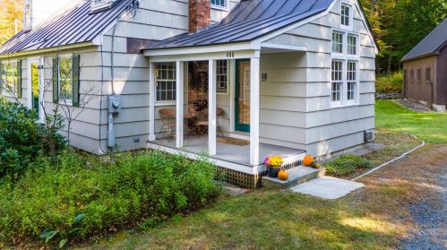 406 Pleasant St, New-London, NH 03257 exterior