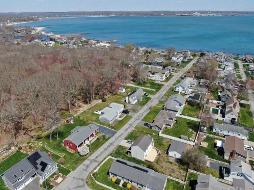 31 Billow Rd, Niantic, CT 06357 exterior
