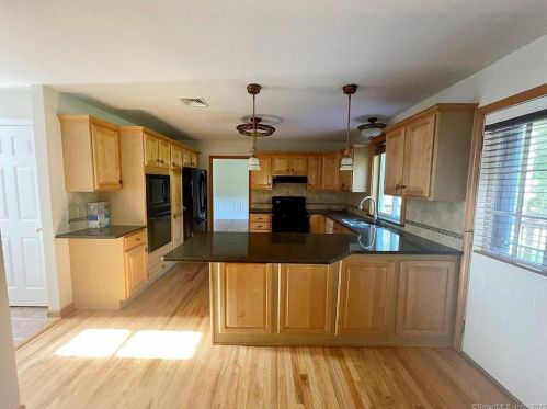 9 Pine Tree Hill Rd, Huntington, CT 06484 exterior