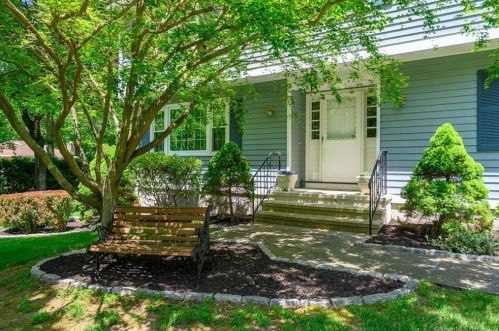 16 Danube Dr, Bridgeport, CT 06611 exterior