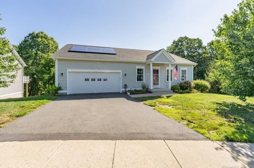 14 Chamberlain Xing, Windsor Locks, CT 06096 exterior