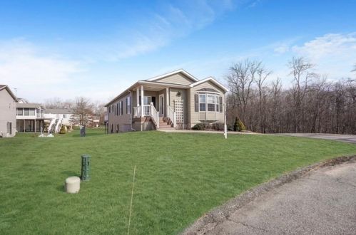 16 Sparrow Dr, Tiverton, RI 02878 exterior