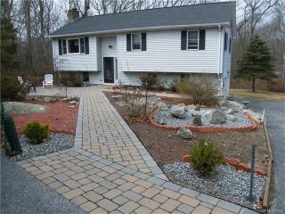 7 Sapia Dr, Niantic, CT 06357 exterior