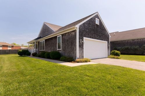 45 Bayridge Dr, Middletown, RI 02842 exterior