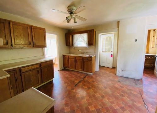 561 Amostown Rd, West-Springfield, MA 01089 exterior