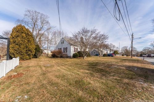 1 Maple Ter, Waterford, CT 06385 exterior