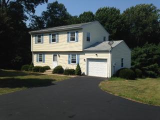 13 Paula Ln, Waterford, CT 06385 exterior