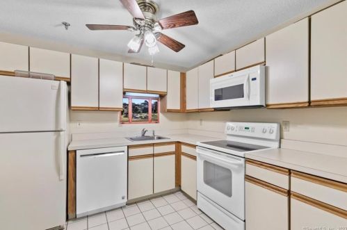 33 Putter Dr, Wallingford, CT 06492 exterior