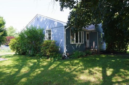 6 Michael Ln, Gales Ferry, CT 06339 exterior