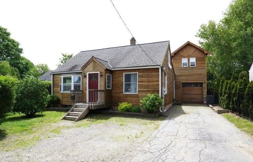 10 Beacon Ter, Middletown, RI 02842 exterior
