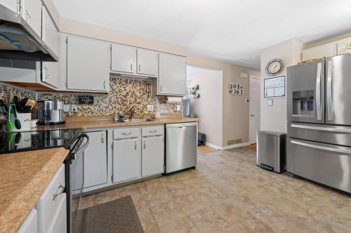 4 Kittery Dr, Nashua, NH 03062 exterior