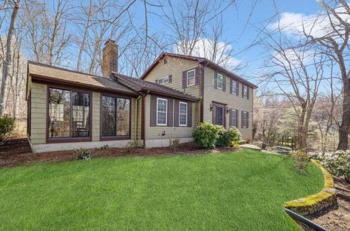 8 Woodvale Dr, Johnston, RI 02919 exterior