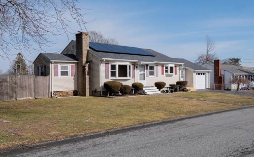 9 Roy Ave, Middletown, RI 02842 exterior