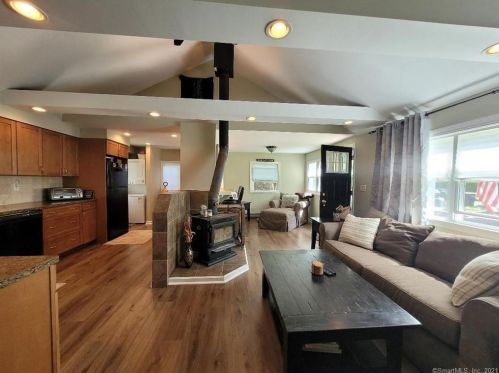 10 Cedar Ln, Danbury, CT 06812 exterior