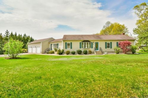 77 Foster St, Wapping, CT 06074 exterior