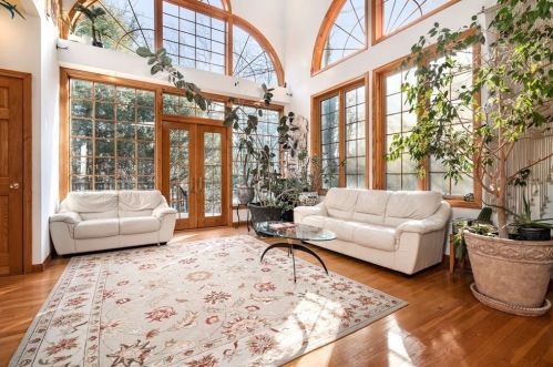 8 Livingston Cir, Needham, MA 02492 exterior