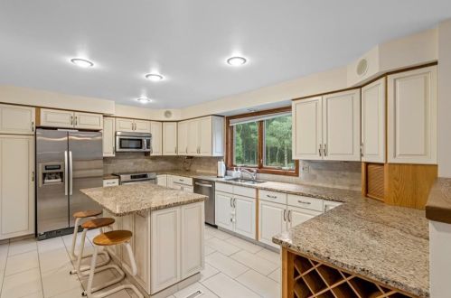 1710 Stony Ln, North Kingstown, RI 02852 exterior