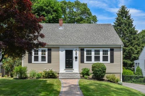 31 Pratt Ave, Dedham, MA 02026 exterior
