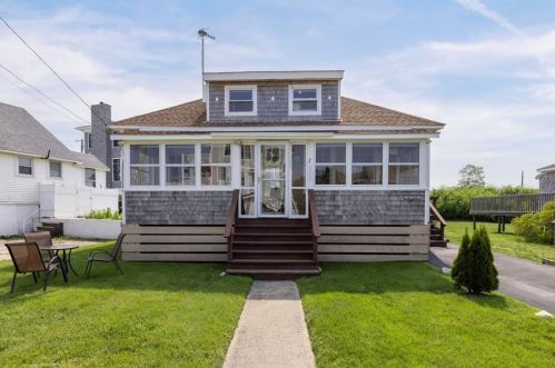 2 Uzzi Ave, Westerly, RI 02891 exterior