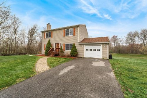 14 Strawberry Ln, Warren, RI 02885 exterior