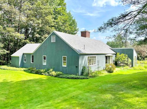 252 Pleasant St, New-London, NH 03257 exterior