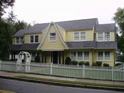 702 Chestnut St, Newton, MA 02468 exterior