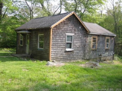 96 Old Colchester Rd, Quaker Hill, CT 06375 exterior