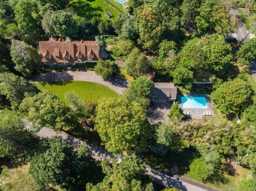 8 Hillside Dr, Greenwich, CT 06831 exterior