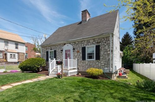 16 Omega Ave, Bridgeport, CT 06606 exterior