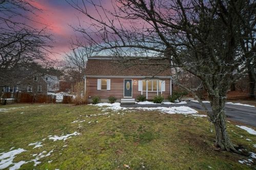 44 County Rd, Mashpee, MA 02649 exterior