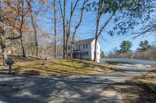 31 Beacon St, Londonderry, NH 03053 exterior