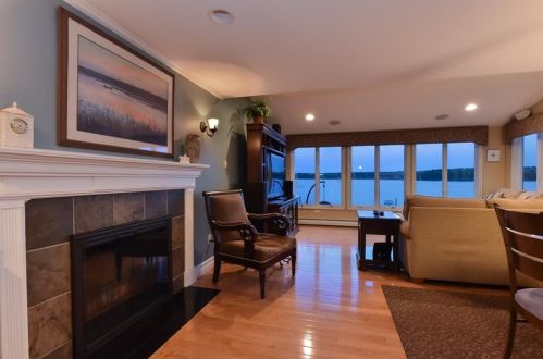 60 Oak Grove St, East Greenwich, RI 02818 exterior