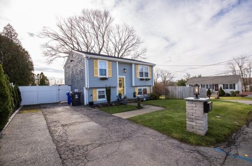 1 Roberta St, North Providence, RI 02904 exterior