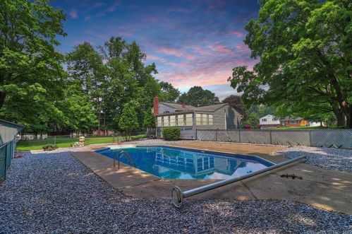 5 Blue Trail Dr, Waterbury, CT 06705 exterior