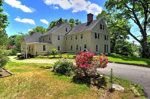 49 Daniels Farm Rd, Bridgeport, CT 06611 exterior