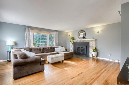 81 Farnham Rd, Wapping, CT 06074 exterior