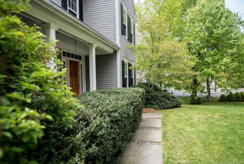 17 Brushy Ridge Rd, New Canaan, CT 06840 exterior